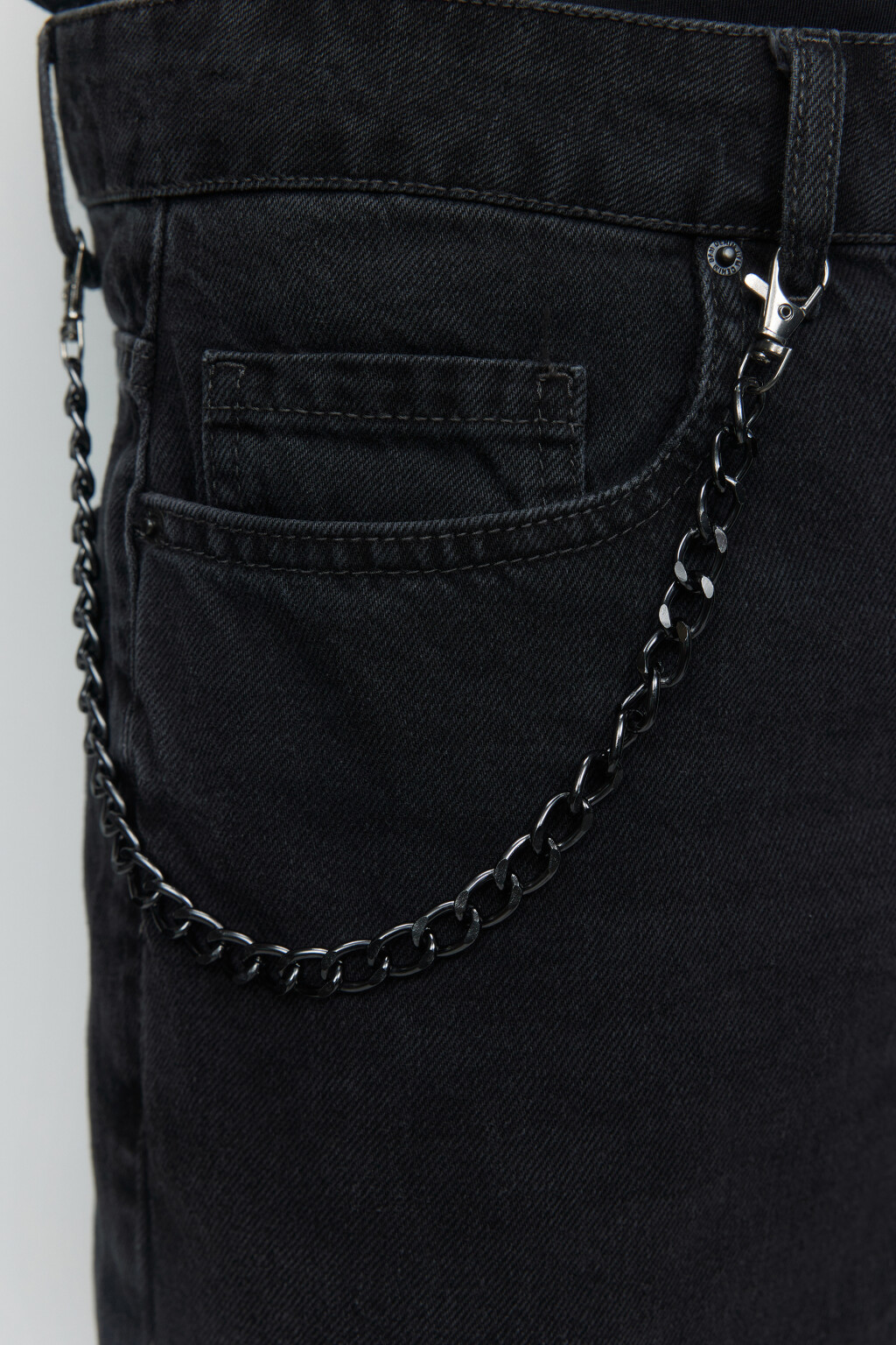 Шорты джинсовые прямые с рваными краями и цепочкой - цвет серый - 5