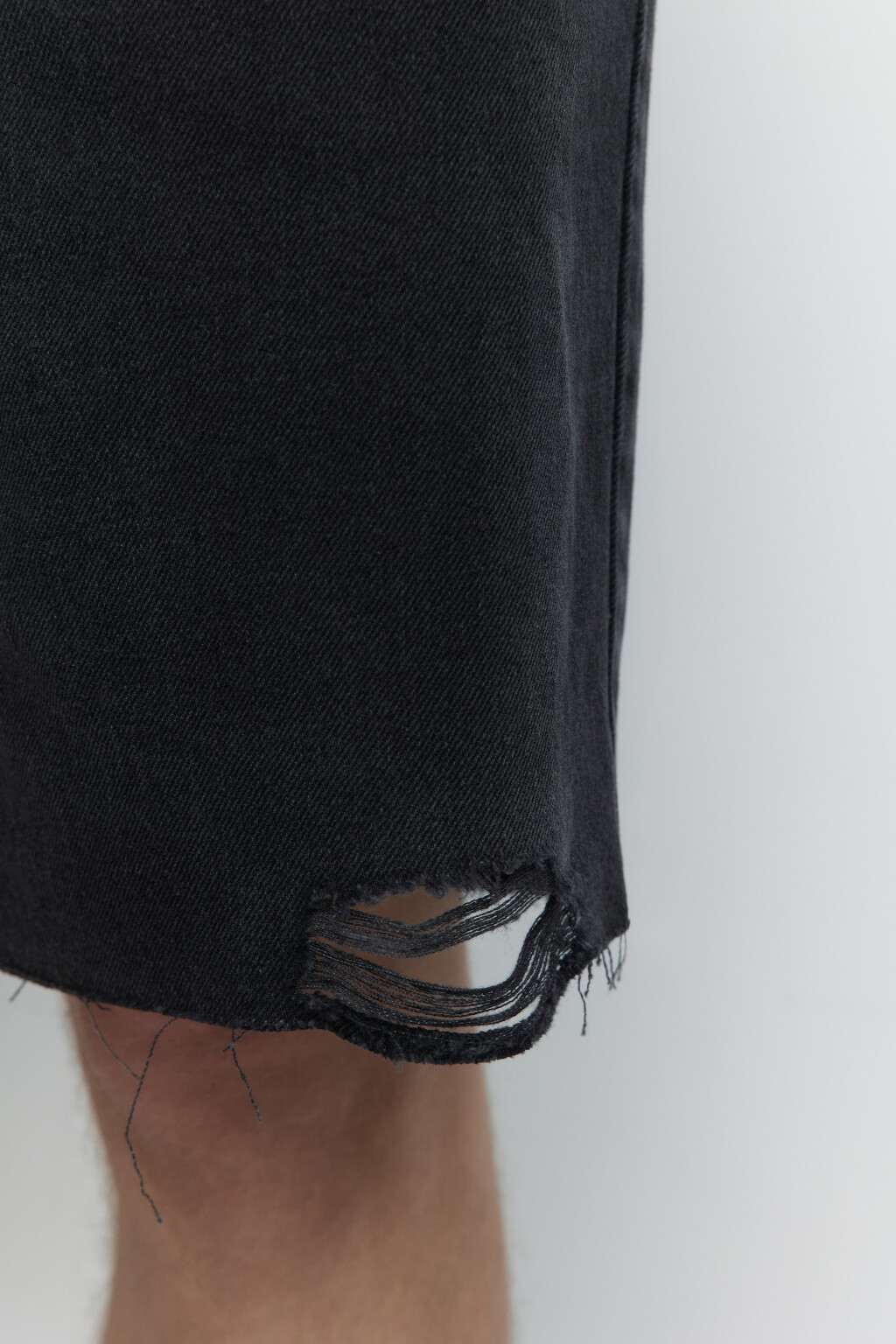 Шорты джинсовые прямые с рваными краями и цепочкой - цвет серый - 6