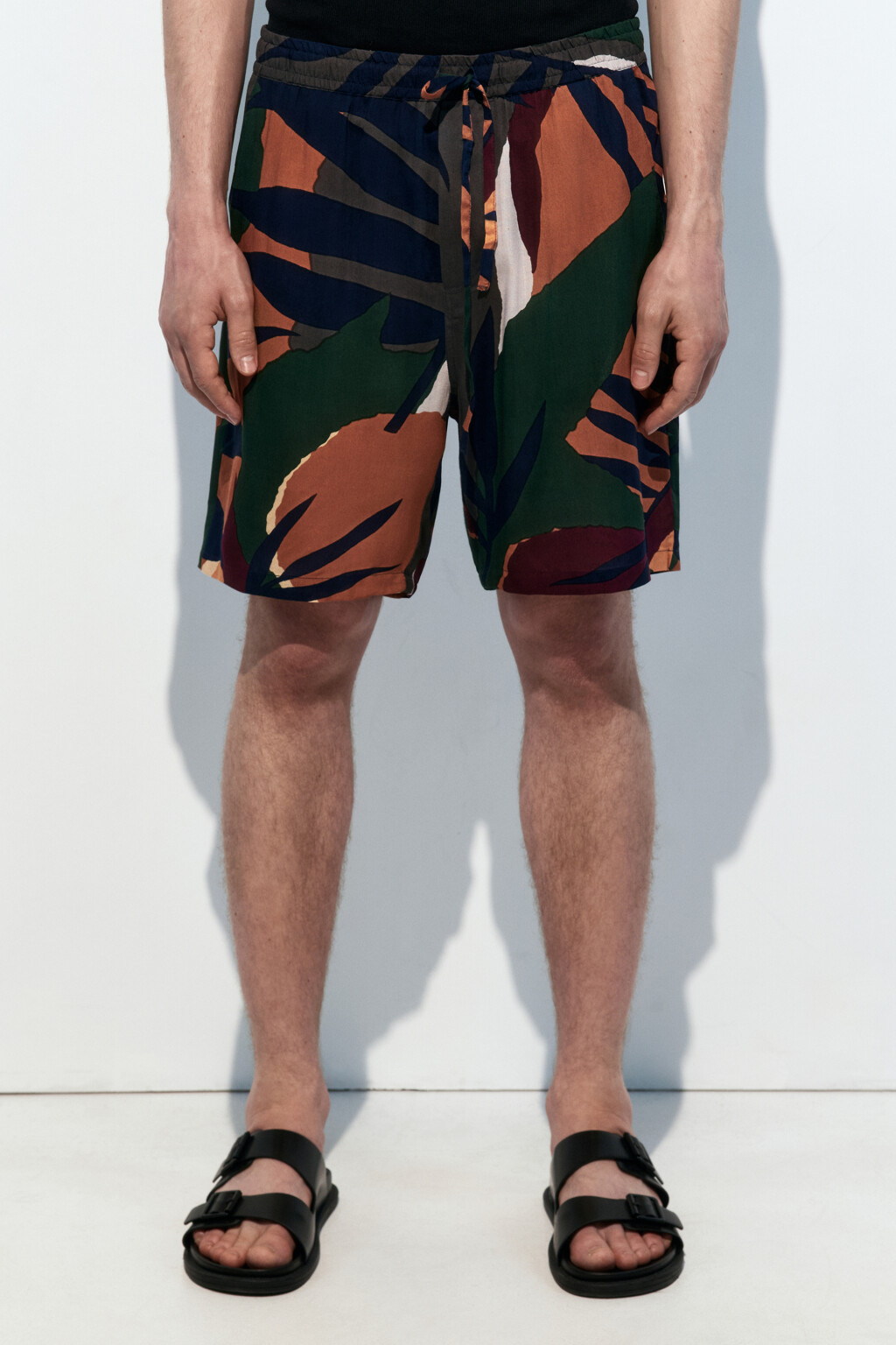 Шорты вискозные с поясом на завязках и принтом - цвет мультиколор - 2