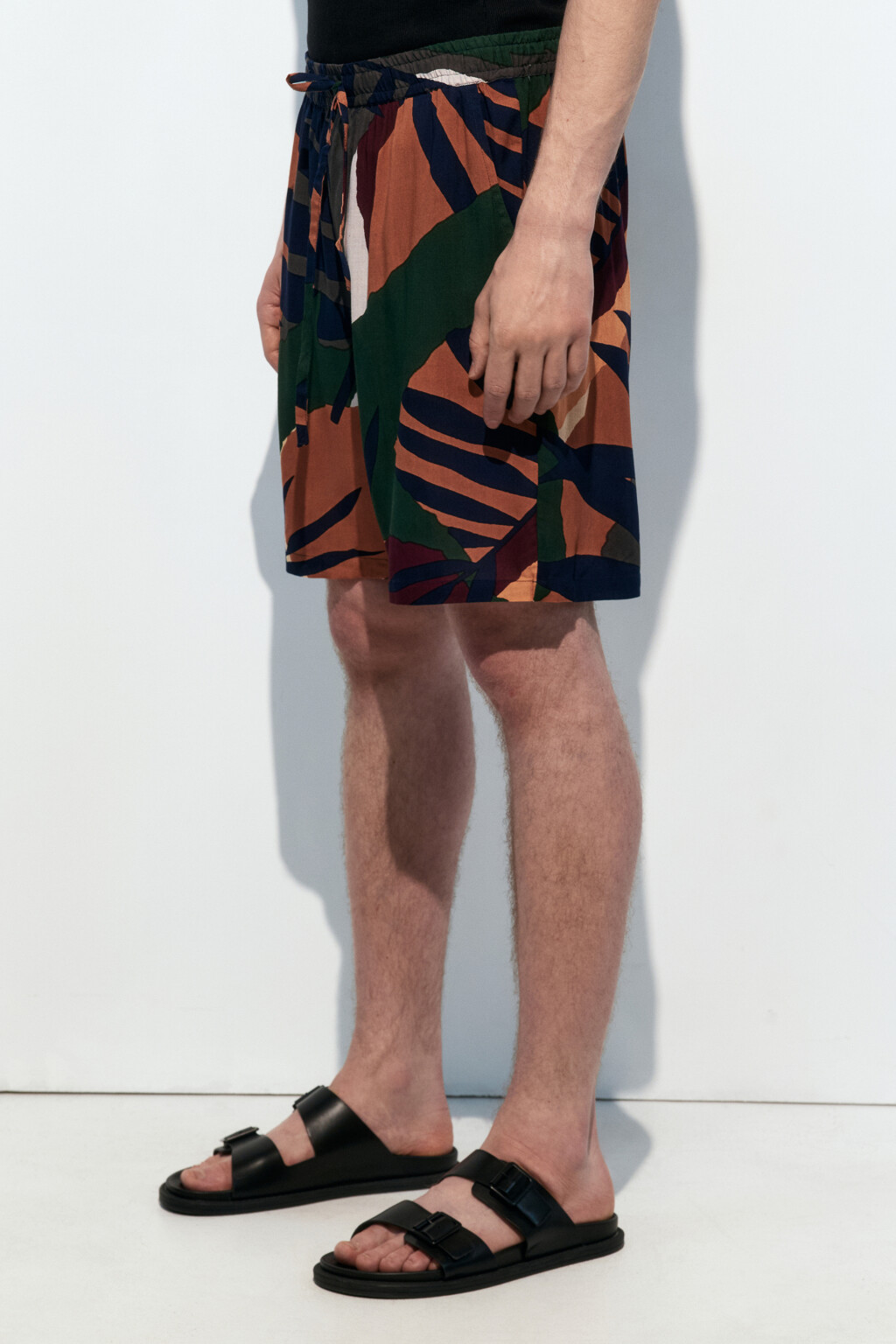Шорты вискозные с поясом на завязках и принтом - цвет мультиколор - 3