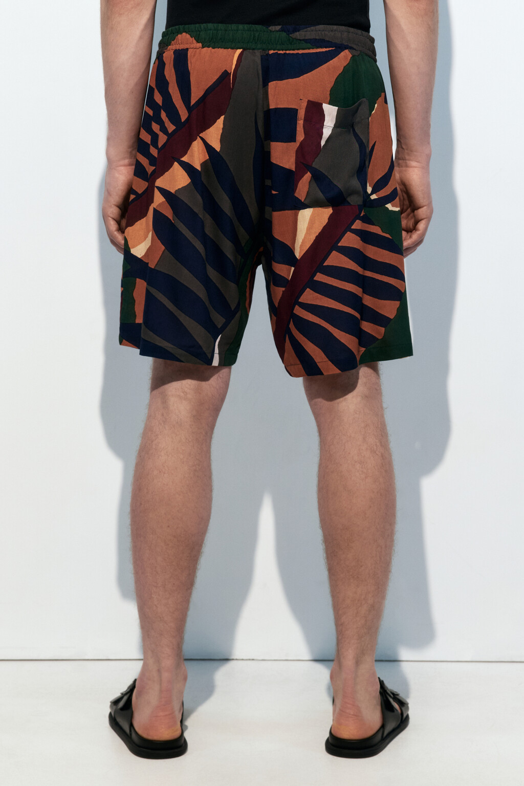 Шорты вискозные с поясом на завязках и принтом - цвет мультиколор - 4