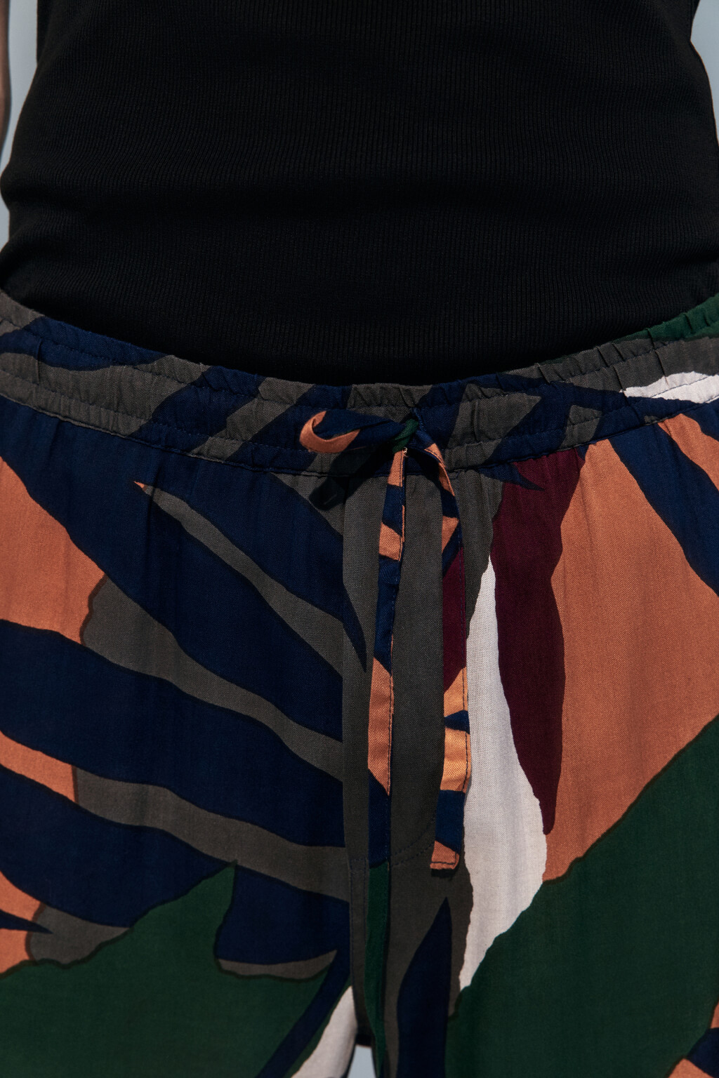 Шорты вискозные с поясом на завязках и принтом - цвет мультиколор - 6