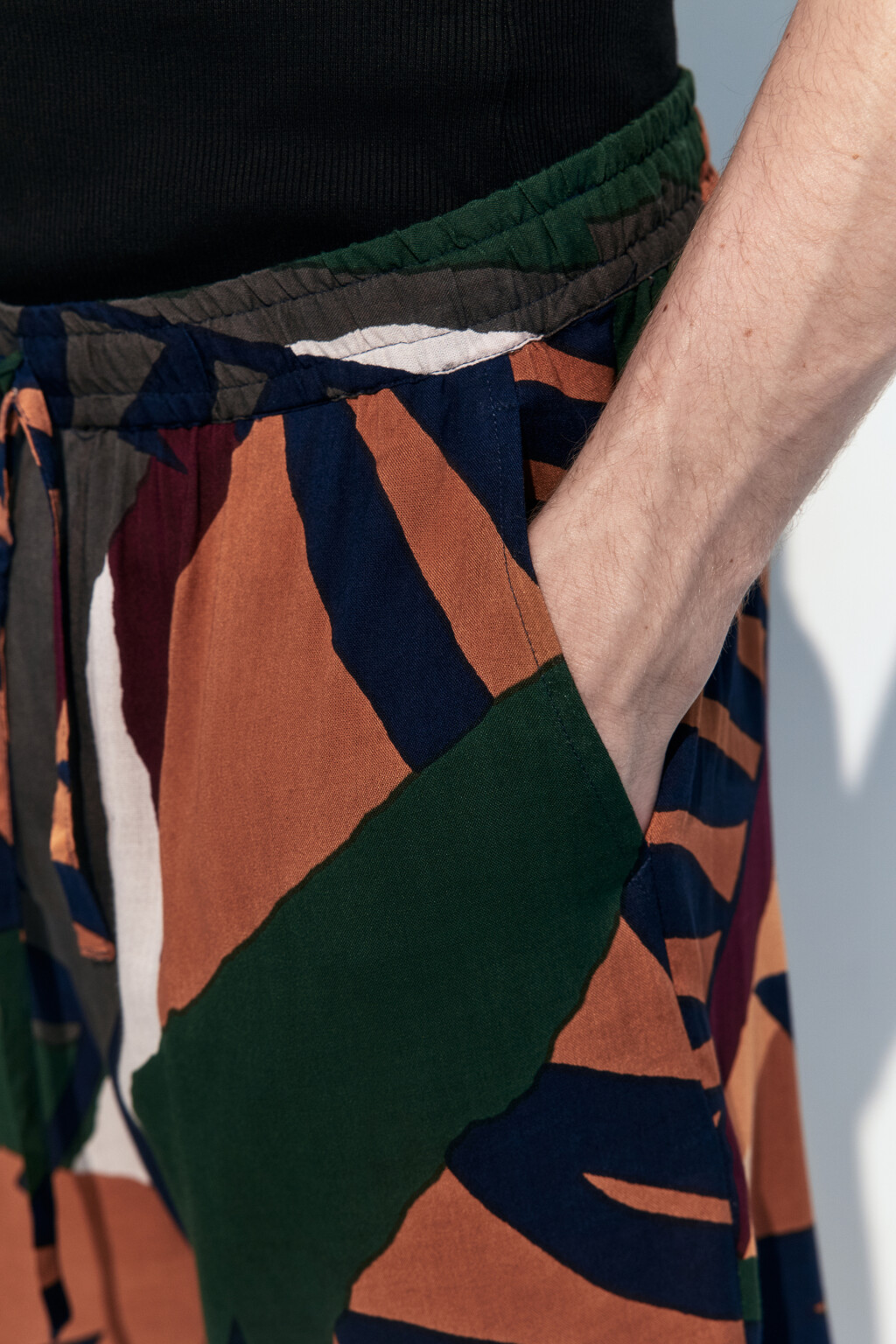 Шорты вискозные с поясом на завязках и принтом - цвет мультиколор - 7