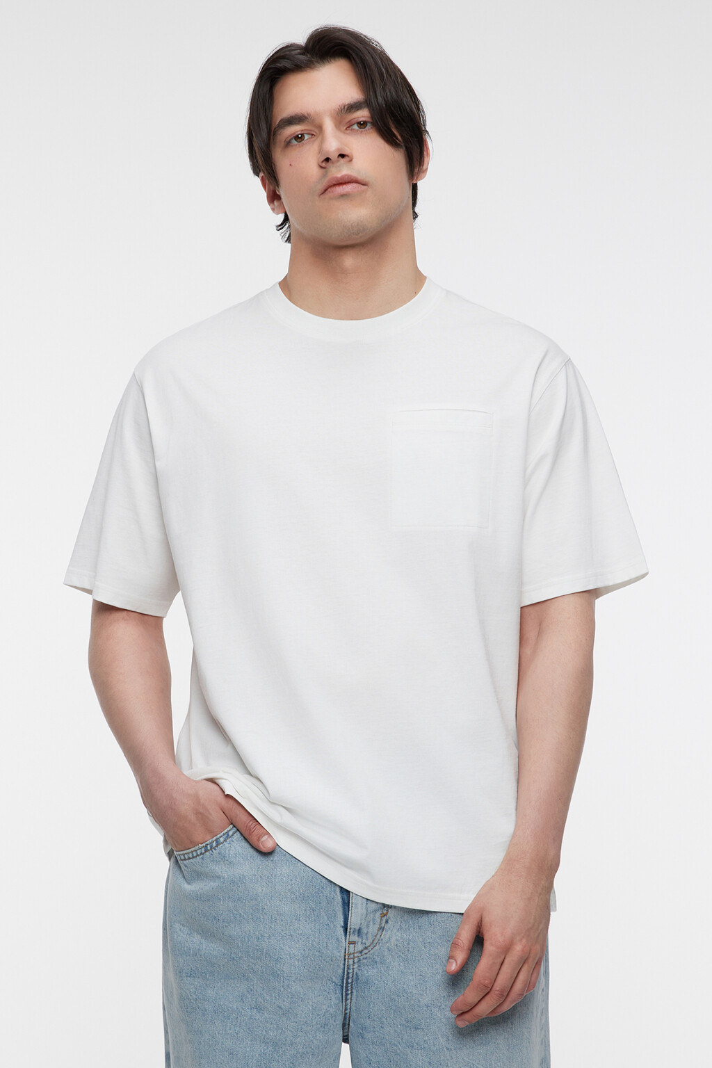 Футболка хлопковая прямая с нагрудным карманом - цвет белый - 2