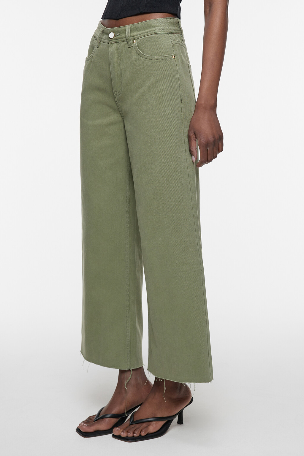 Джинсы-кюлоты широкие расклешенные с открытыми срезами - цвет зеленый - 4