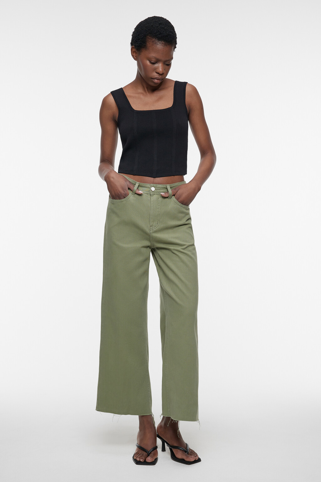 Джинсы-кюлоты широкие расклешенные с открытыми срезами - цвет зеленый - 1