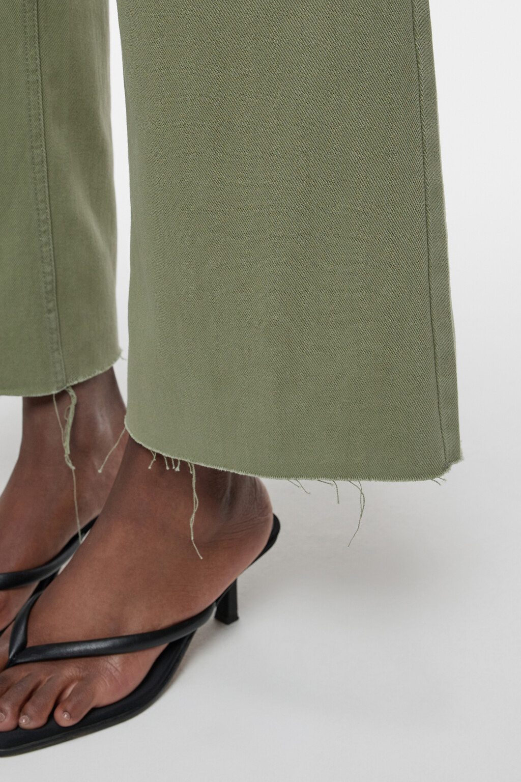 Джинсы-кюлоты широкие расклешенные с открытыми срезами - цвет зеленый - 7