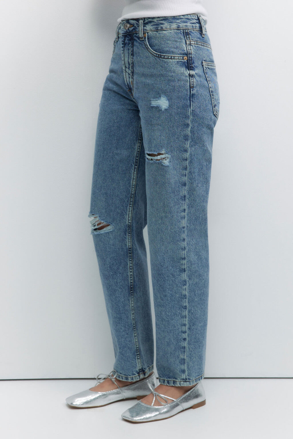 Джинсы straight прямые с рваными коленями и потертостями - цвет голубой - 2