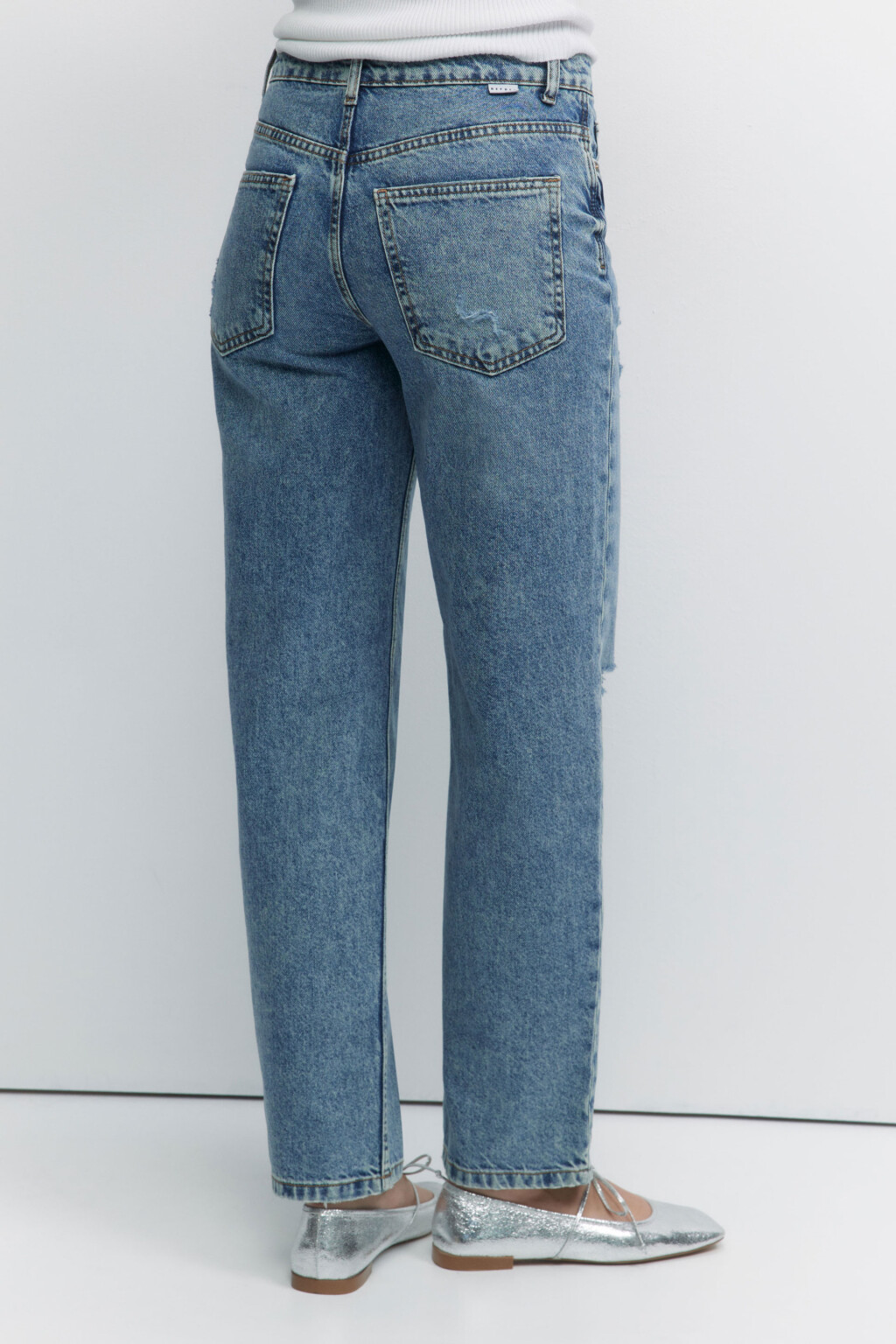 Джинсы straight прямые с рваными коленями и потертостями - цвет голубой - 3