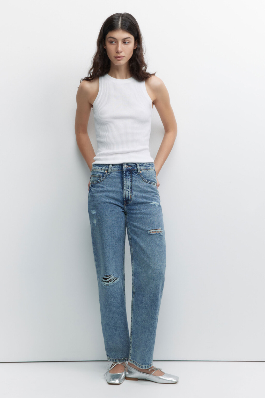 Джинсы straight прямые с рваными коленями и потертостями - цвет голубой - 4