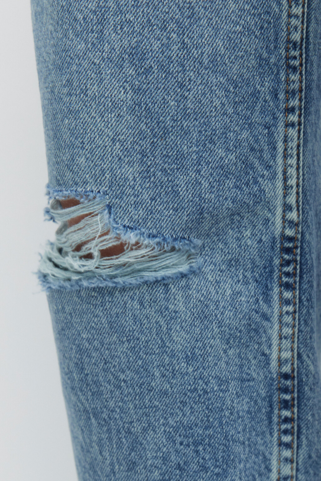 Джинсы straight прямые с рваными коленями и потертостями - цвет голубой - 6