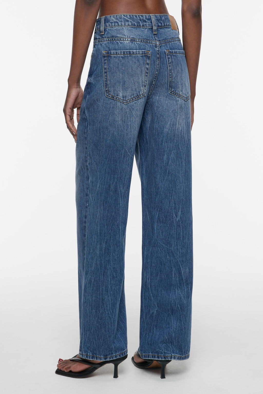 Джинсы широкие с высокой посадкой и эффектом кринкл - цвет голубой - 4