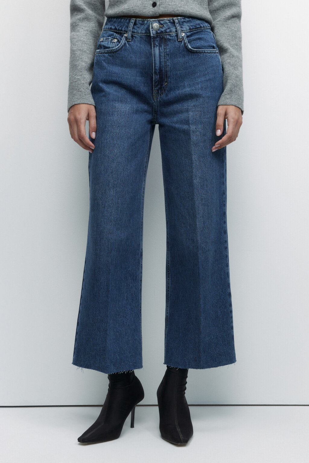 Джинсы-кюлоты с высокой посадкой и открытыми срезами - цвет голубой - 2