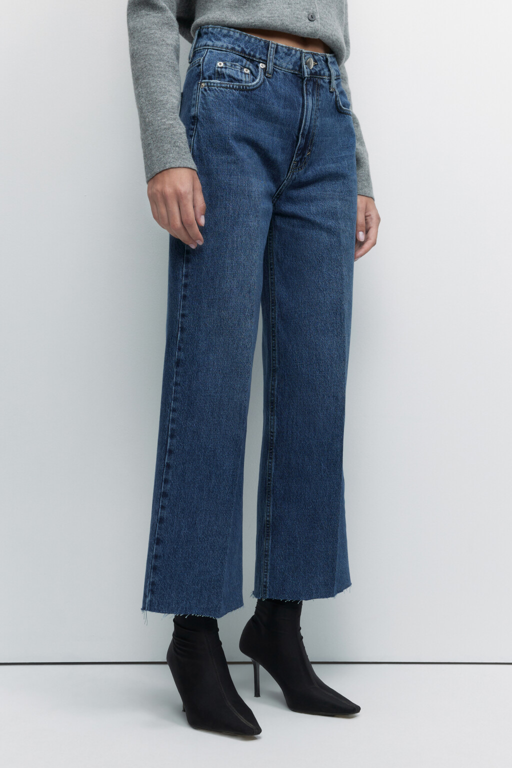 Джинсы-кюлоты с высокой посадкой и открытыми срезами - цвет голубой - 3