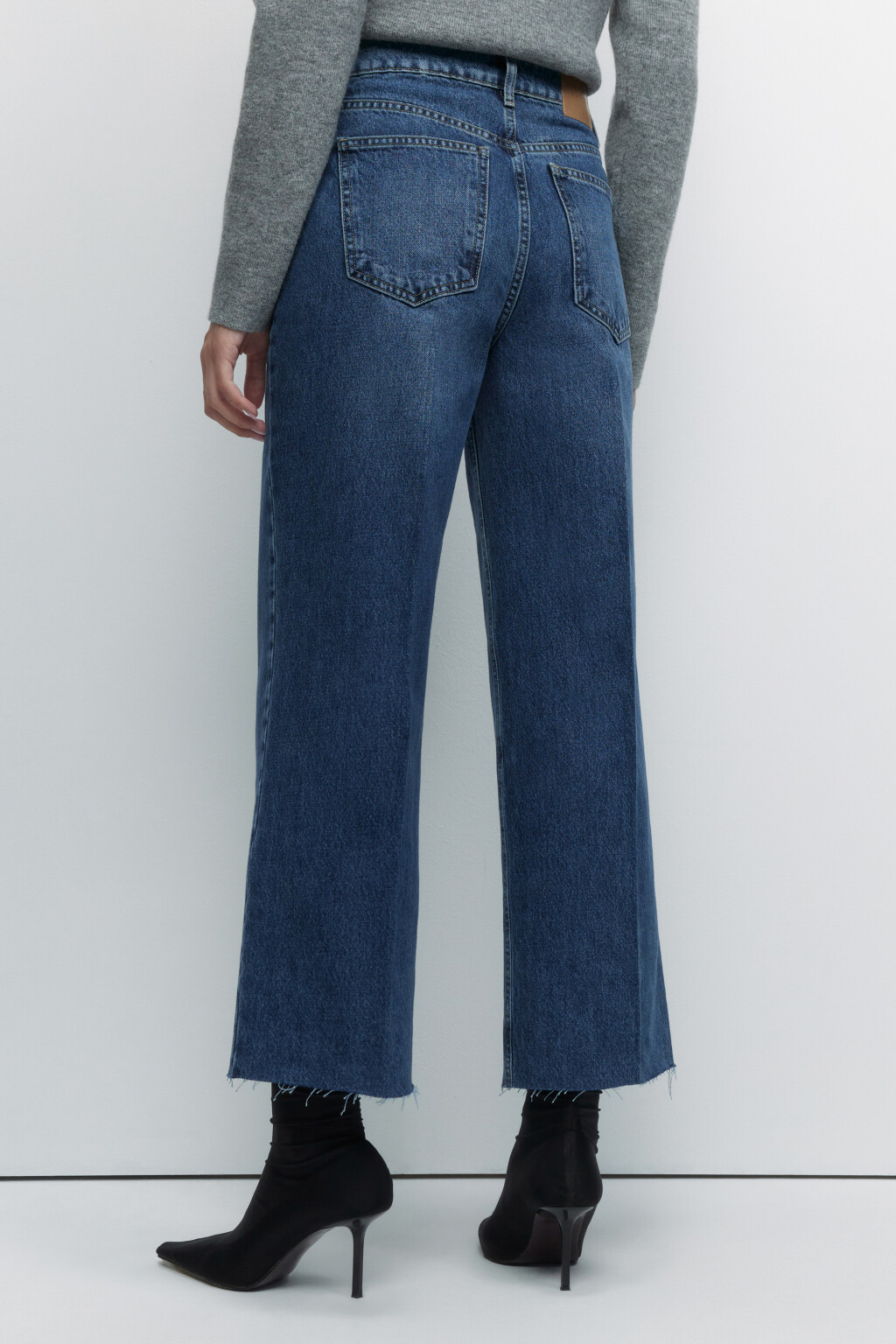 Джинсы-кюлоты с высокой посадкой и открытыми срезами - цвет голубой - 4