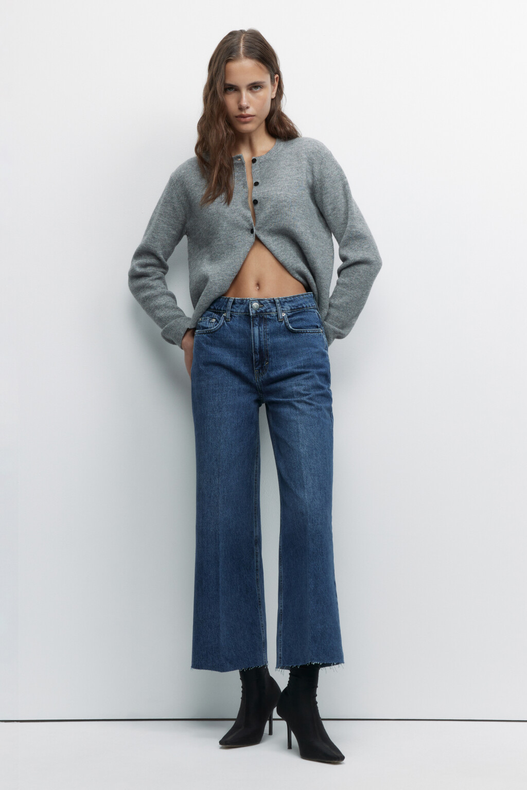Джинсы-кюлоты с высокой посадкой и открытыми срезами - цвет голубой - 5
