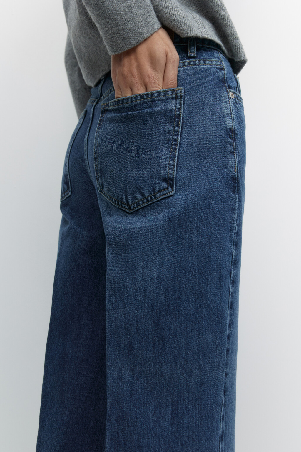 Джинсы-кюлоты с высокой посадкой и открытыми срезами - цвет голубой - 7