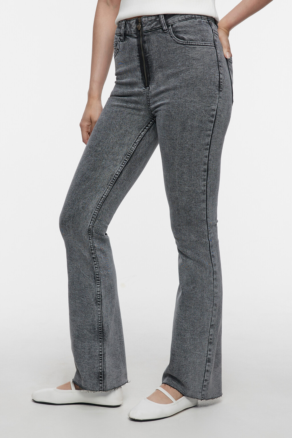 Джинсы клеш с высокой посадкой и открытыми срезами - цвет серый - 2