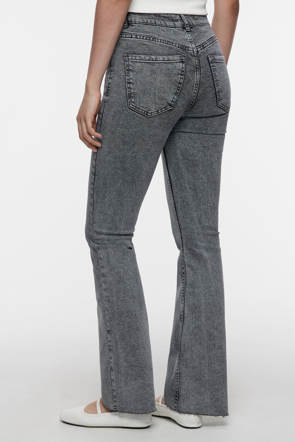 Джинсы клеш с высокой посадкой и открытыми срезами - цвет серый - 3