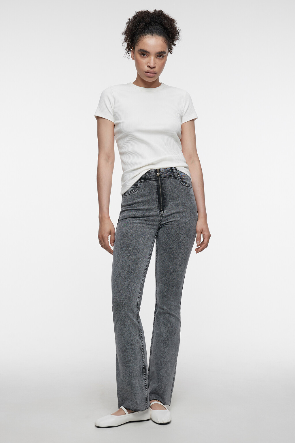 Джинсы клеш с высокой посадкой и открытыми срезами - цвет серый - 4