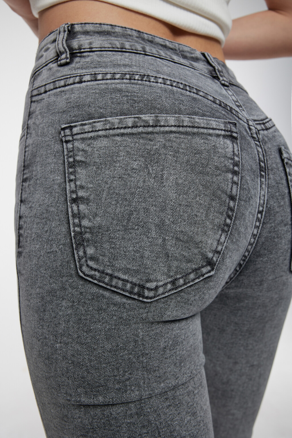 Джинсы клеш с высокой посадкой и открытыми срезами - цвет серый - 6