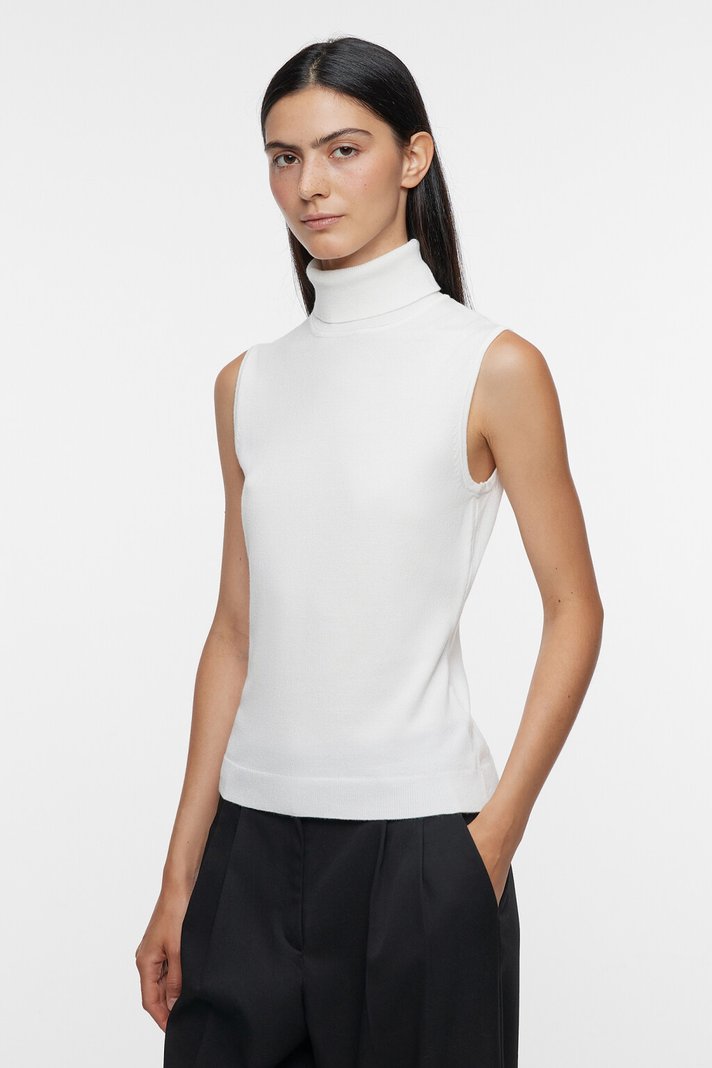 Водолазка вискозная облегающая без рукавов - цвет белый - 3