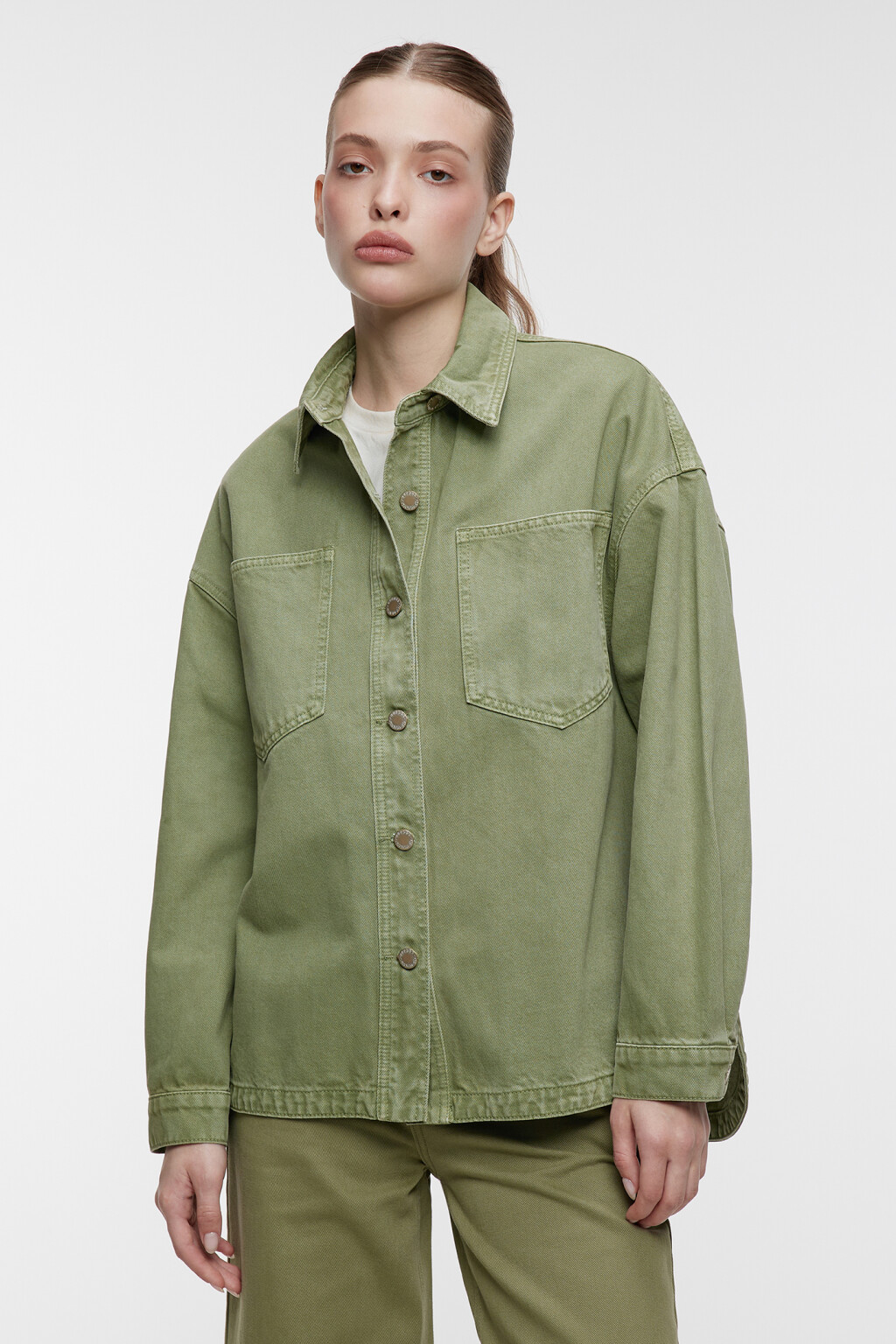 Рубашка джинсовая прямая с нагрудными карманами - цвет зеленый - 2
