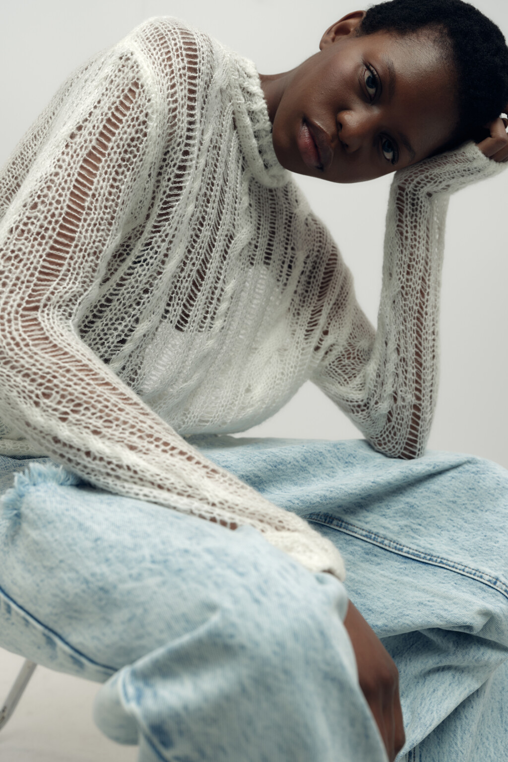 Свитер ажурный прозрачный с узором-косичкой - цвет белый - 9