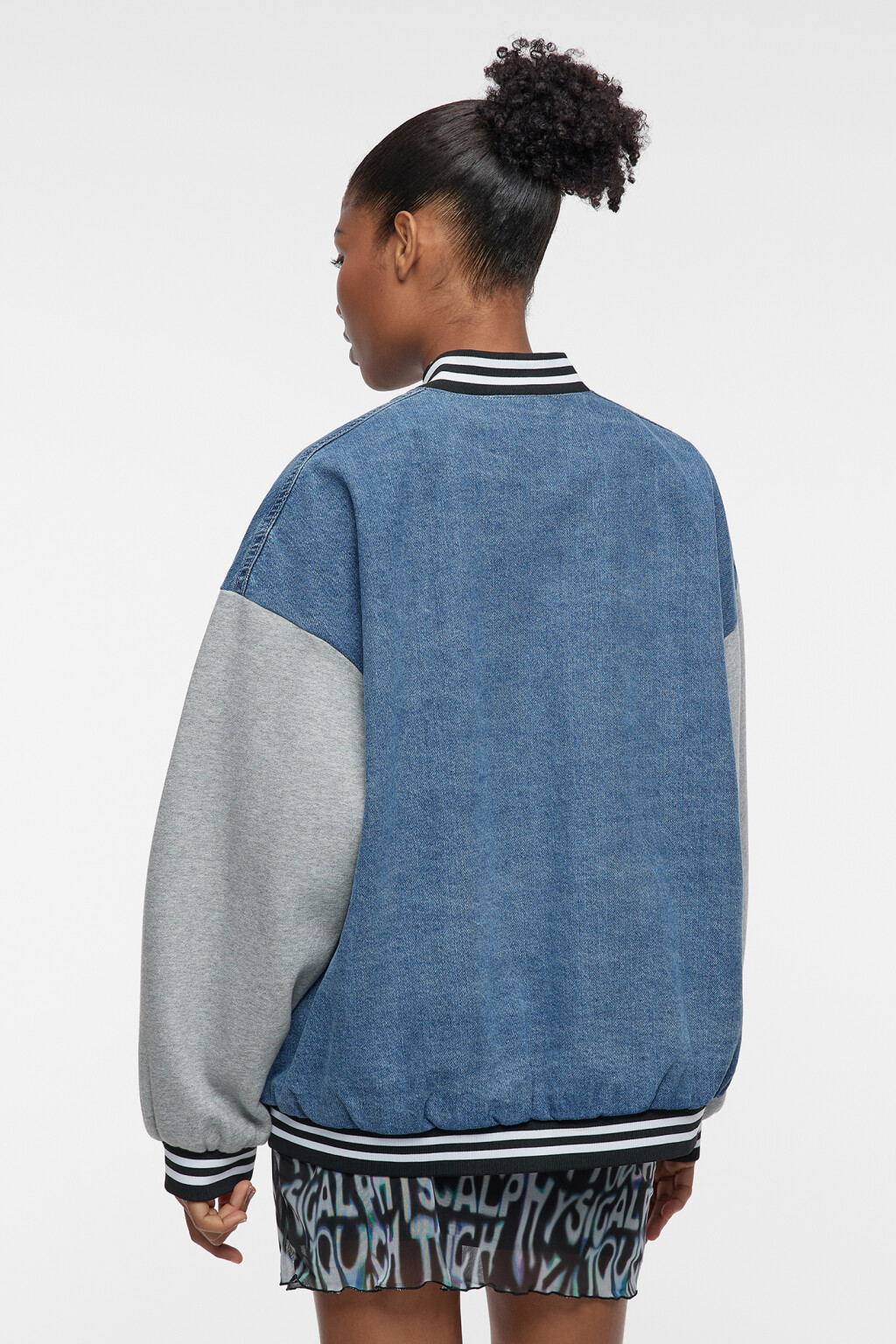 Куртка-бомбер oversize джинсовая с трикотажными рукавами - цвет голубой - 4