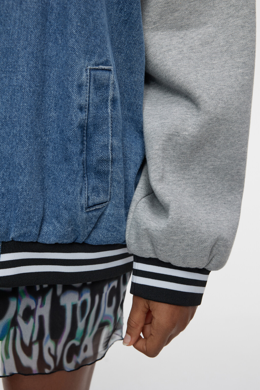 Куртка-бомбер oversize джинсовая с трикотажными рукавами - цвет голубой - 7