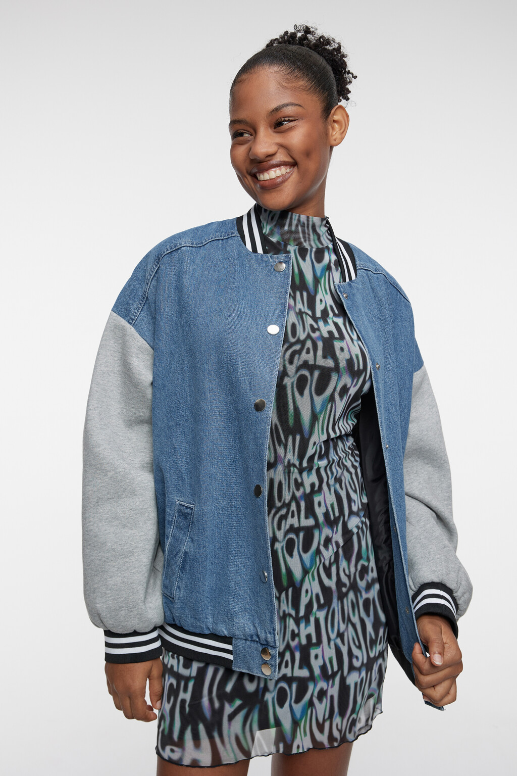 Куртка-бомбер oversize джинсовая с трикотажными рукавами - цвет голубой - 8