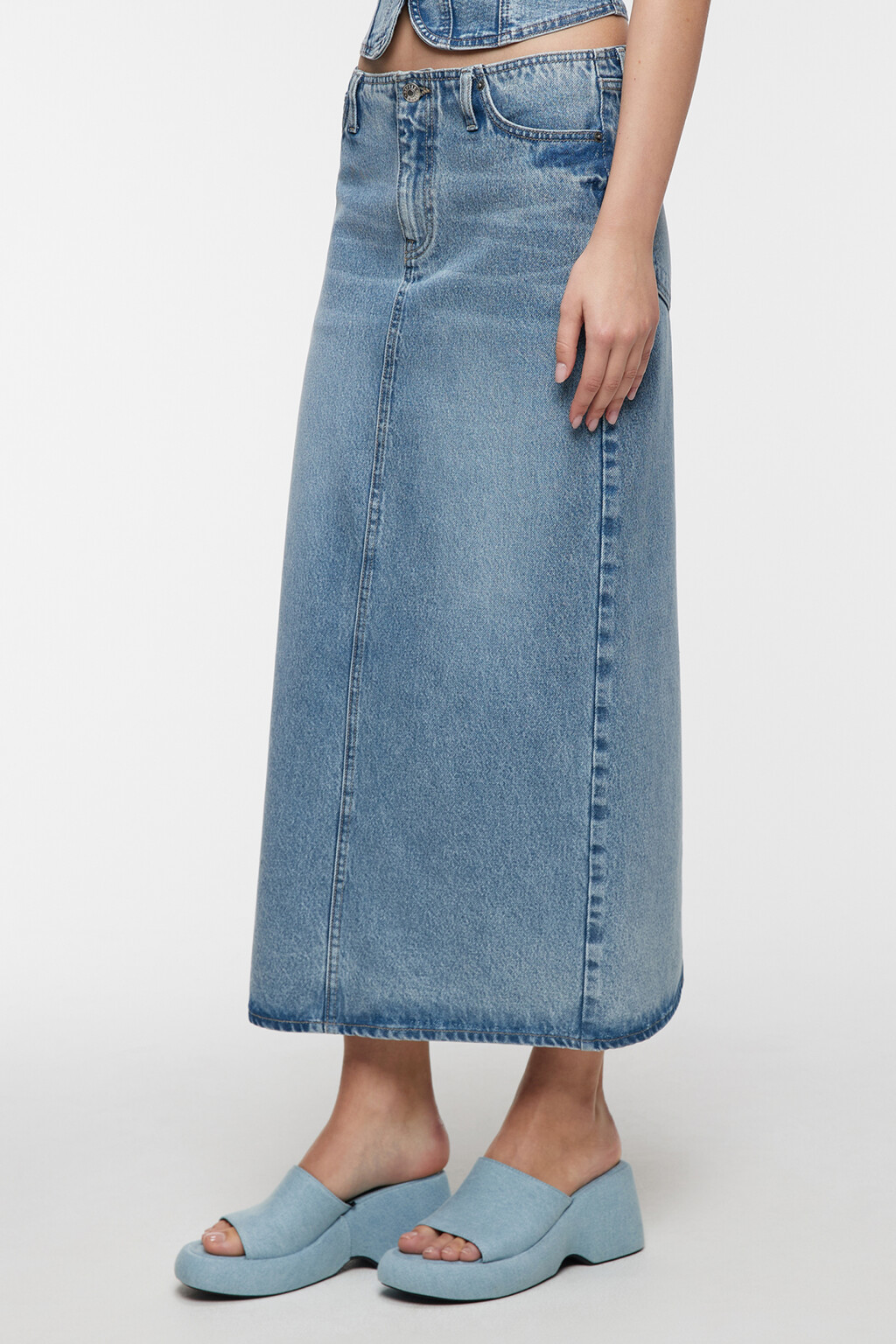 Юбка миди джинсовая с разрезом и низкой посадкой - цвет голубой - 3