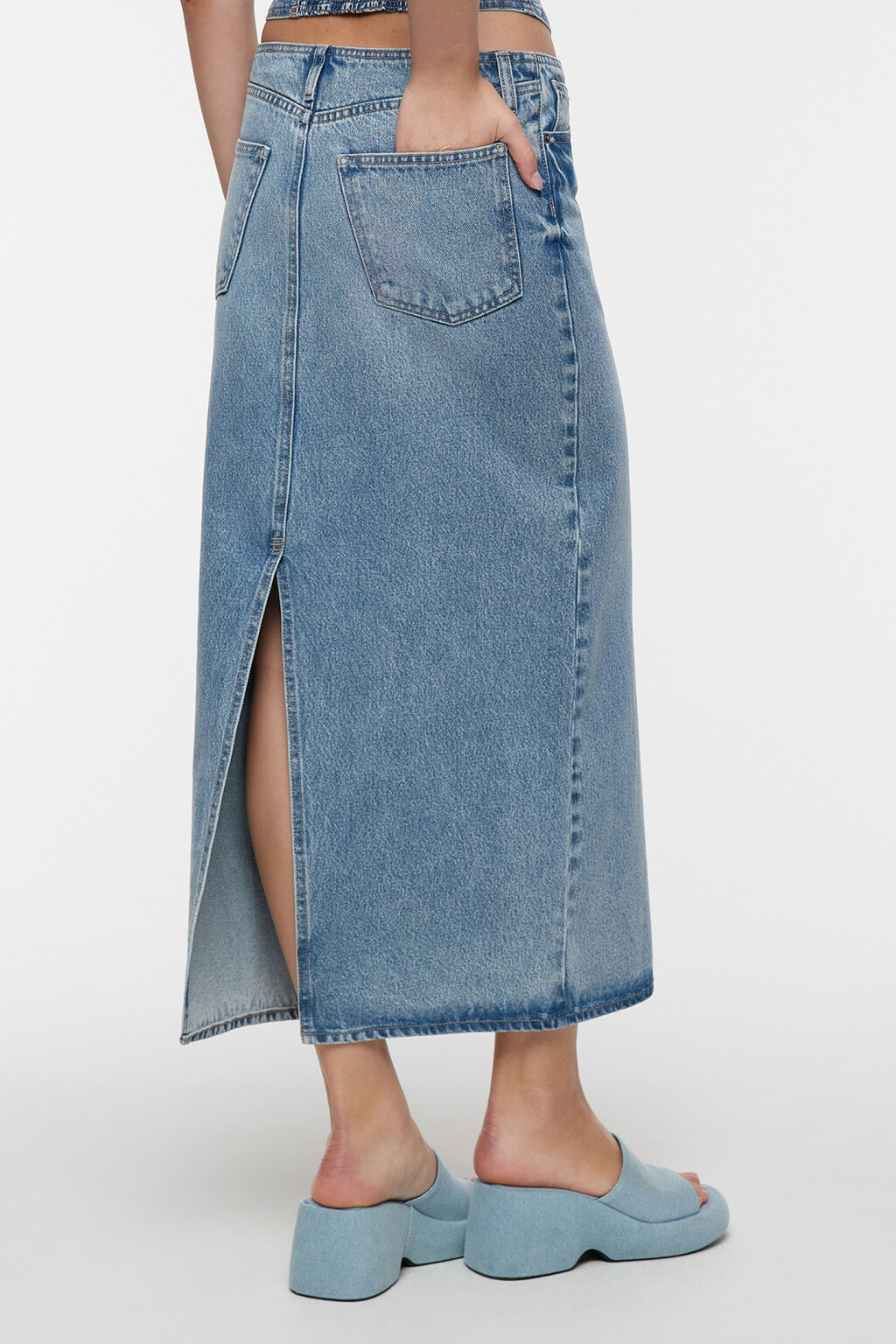 Юбка миди джинсовая с разрезом и низкой посадкой - цвет голубой - 4