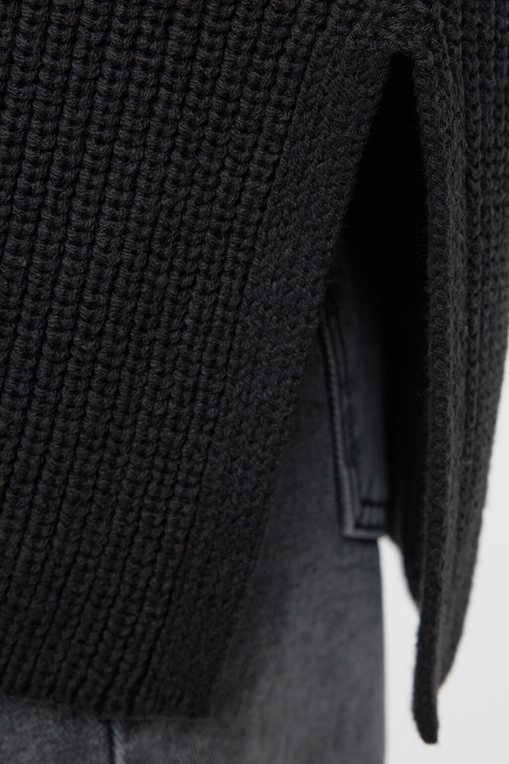 Жилет oversize вязаный хлопковый с рваными краями - цвет черный - 7
