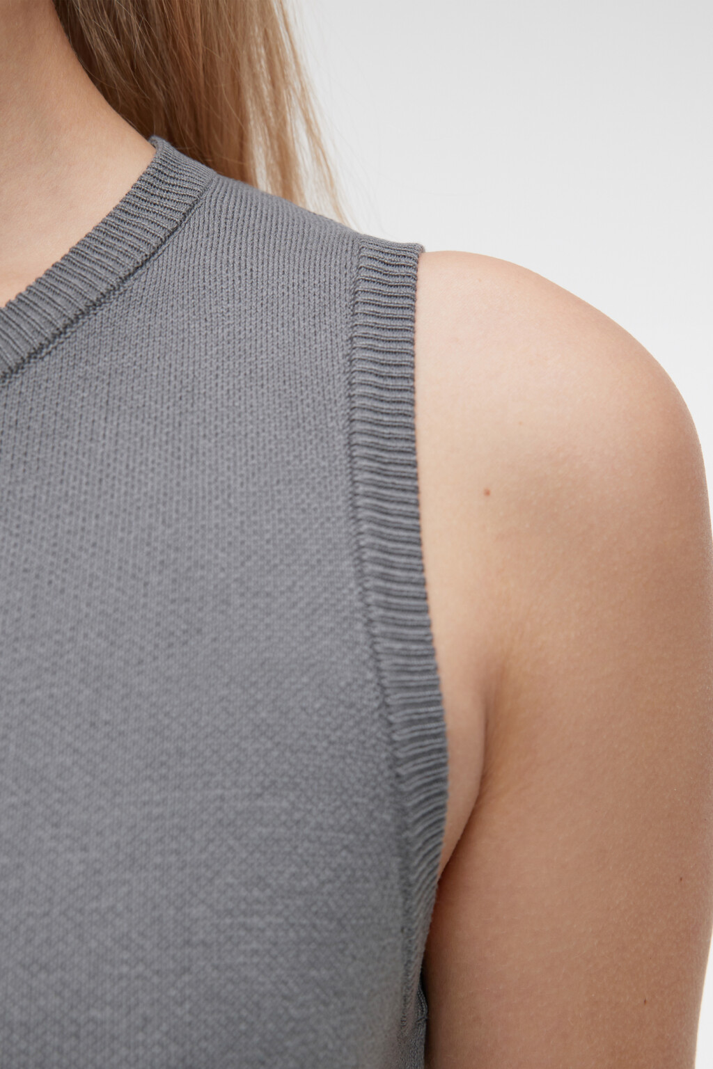 Платье-майка мини вискозное облегающее тонкой вязки - цвет серый - 5