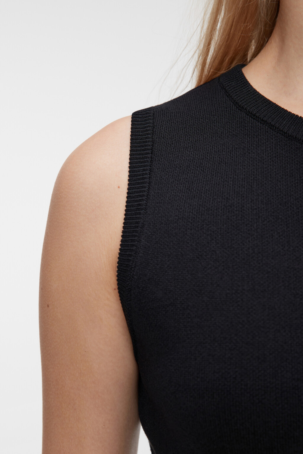 Платье-майка мини вискозное облегающее тонкой вязки - цвет черный - 5