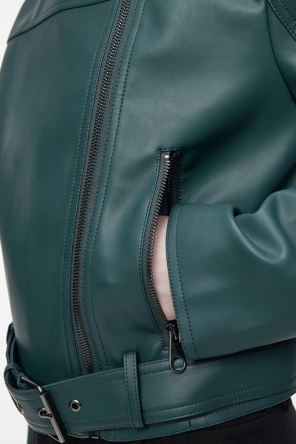 Куртка-косуха из искусственной кожи укороченная с ремнем - цвет зеленый - 6