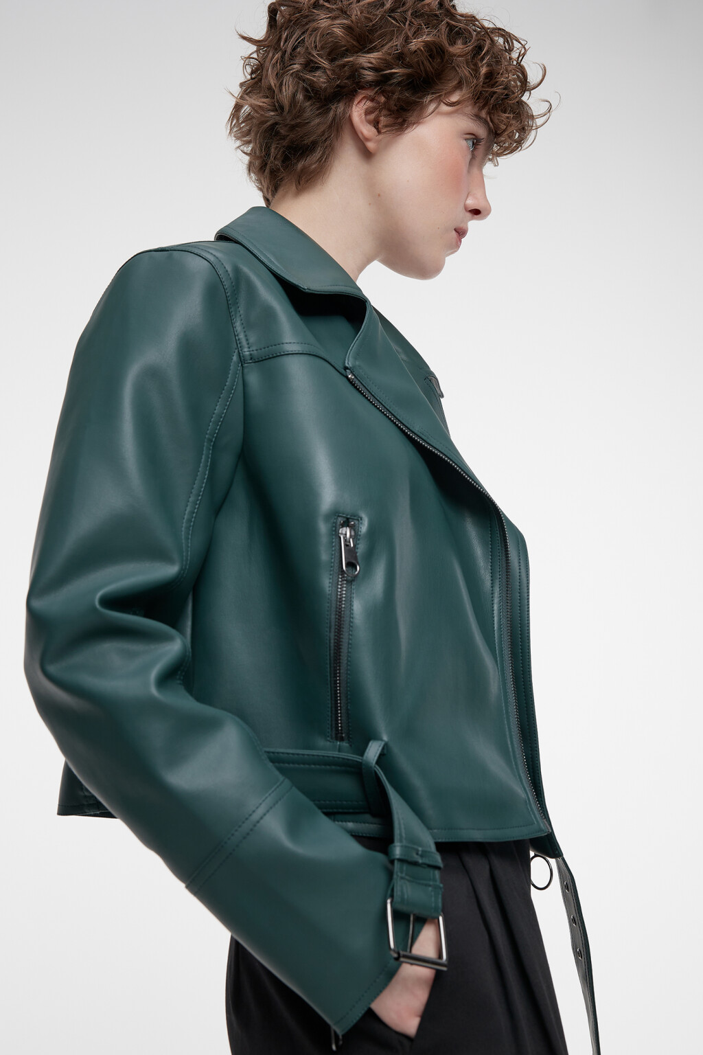 Куртка-косуха из искусственной кожи укороченная с ремнем - цвет зеленый - 8