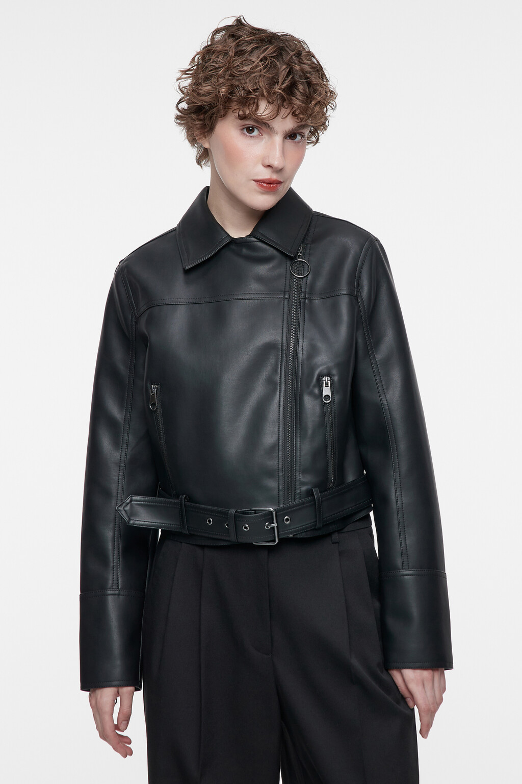 Куртка-косуха из искусственной кожи укороченная с ремнем - цвет черный - 2