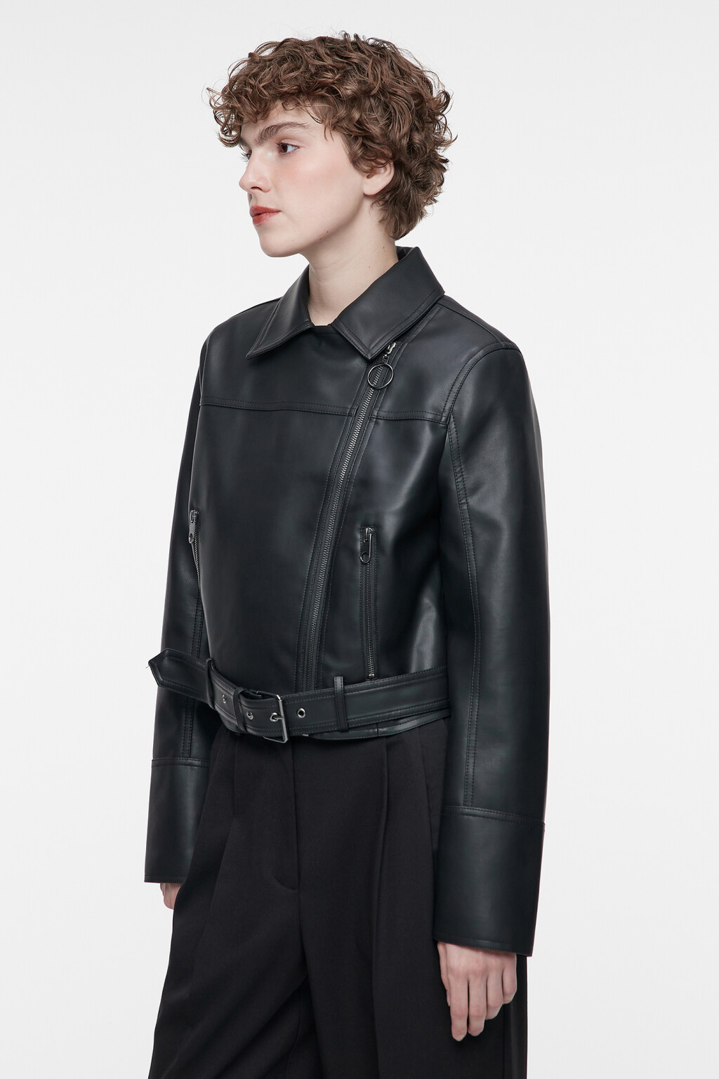 Куртка-косуха из искусственной кожи укороченная с ремнем - цвет черный - 3