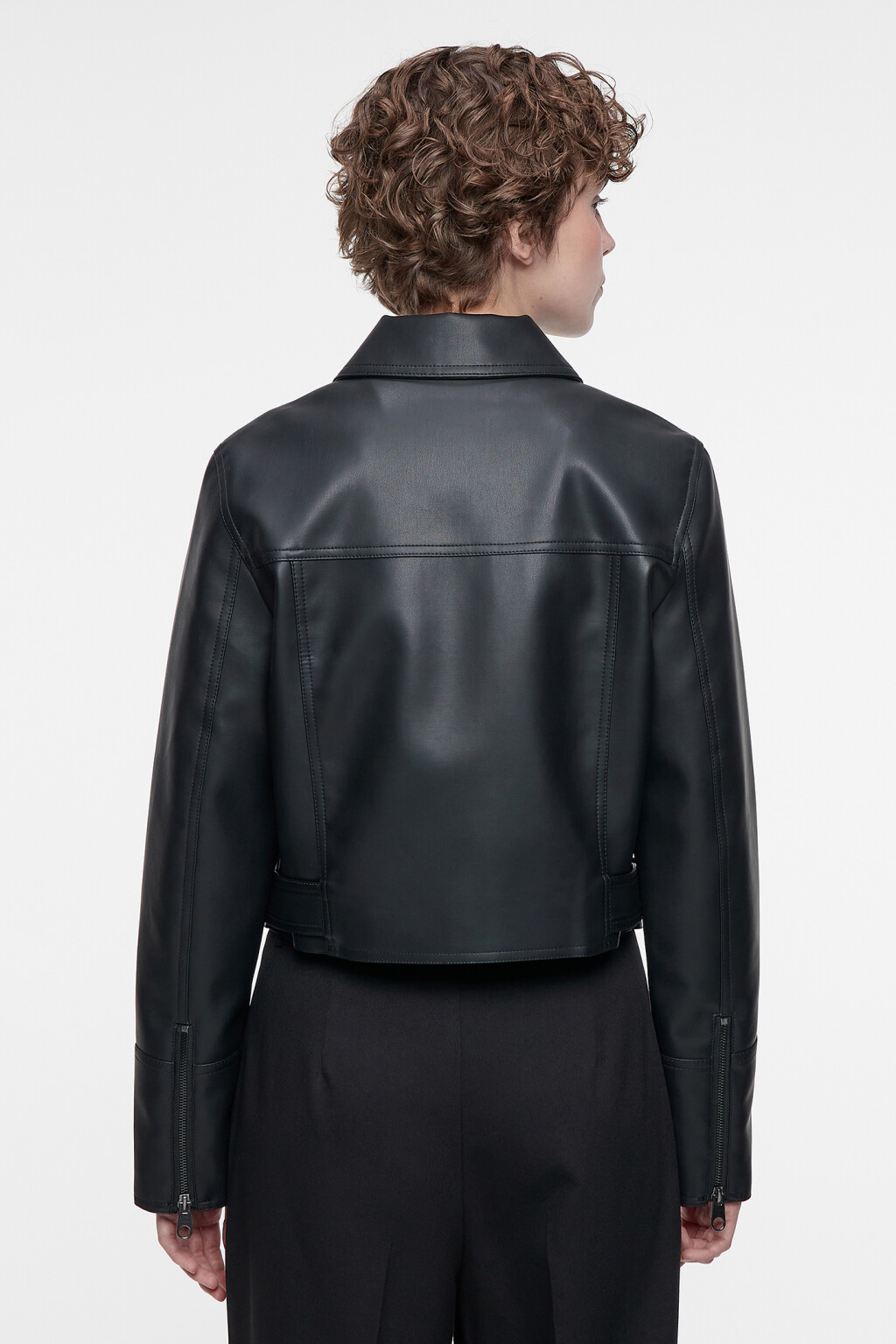 Куртка-косуха из искусственной кожи укороченная с ремнем - цвет черный - 4