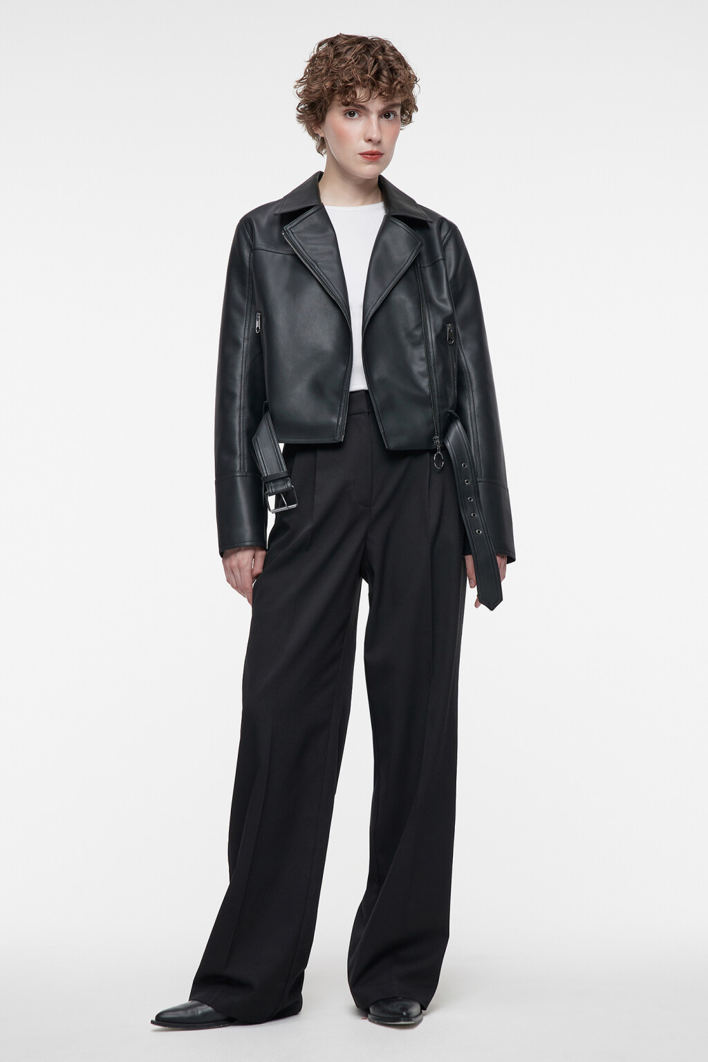 Куртка-косуха из искусственной кожи укороченная с ремнем - цвет черный - 1