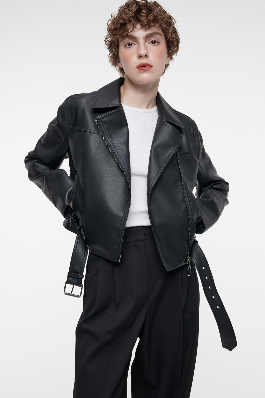 Куртка-косуха из искусственной кожи укороченная с ремнем - цвет черный - 8