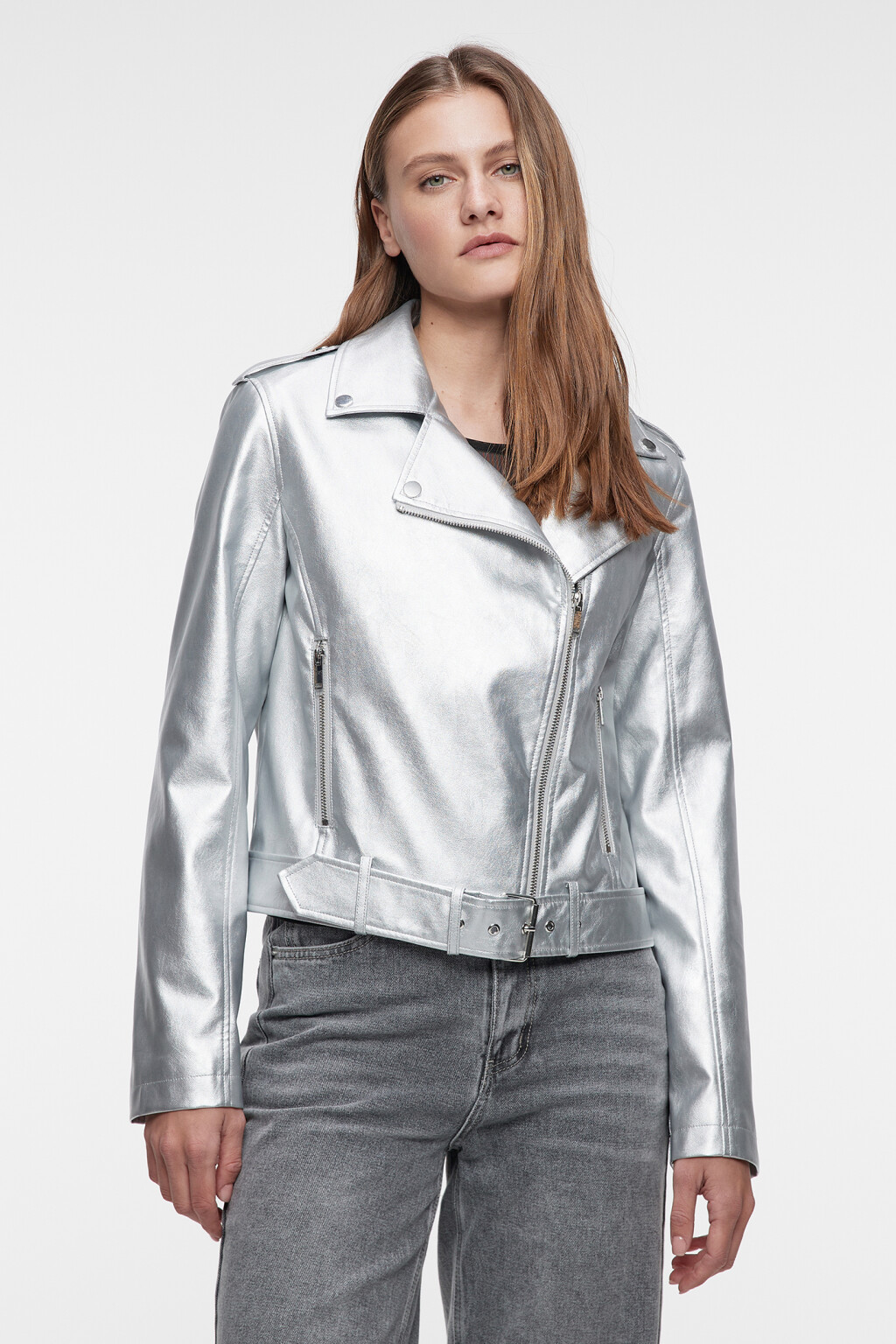 Куртка-косуха короткая серебристая с эффектом металлик - цвет серый - 2