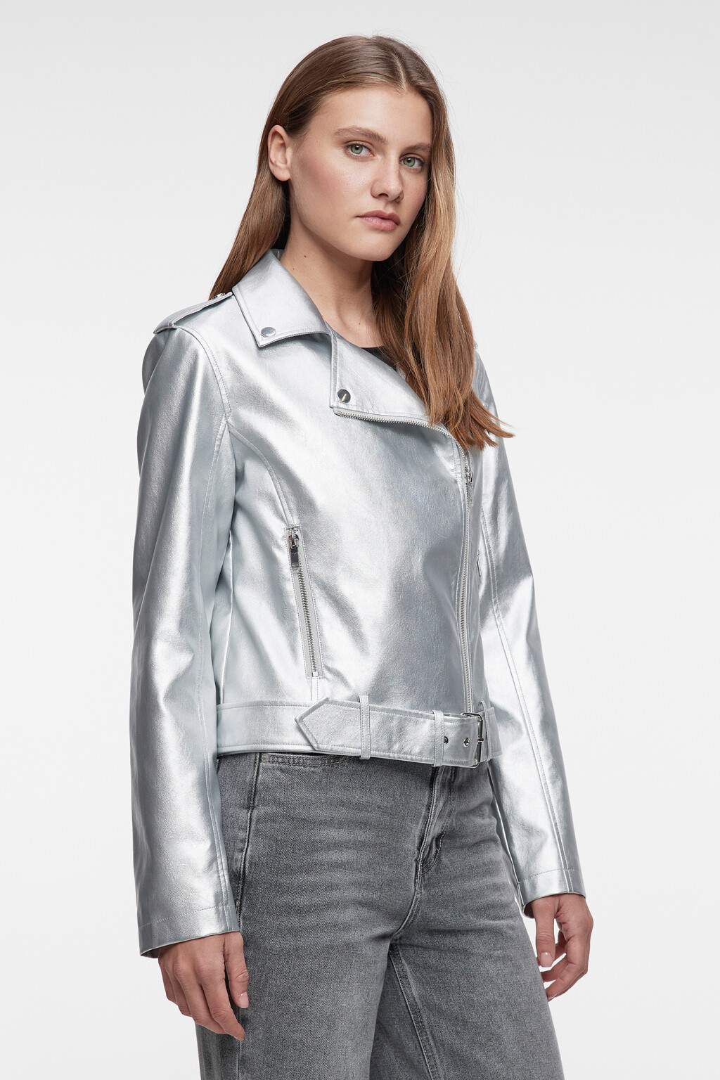 Куртка-косуха короткая серебристая с эффектом металлик - цвет серый - 3