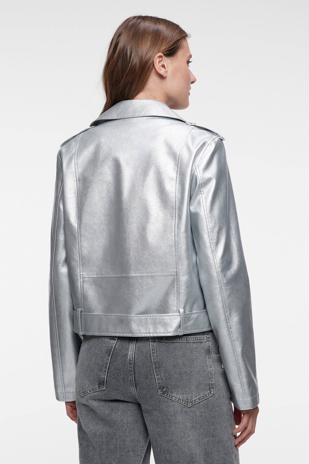 Куртка-косуха короткая серебристая с эффектом металлик - цвет серый - 4