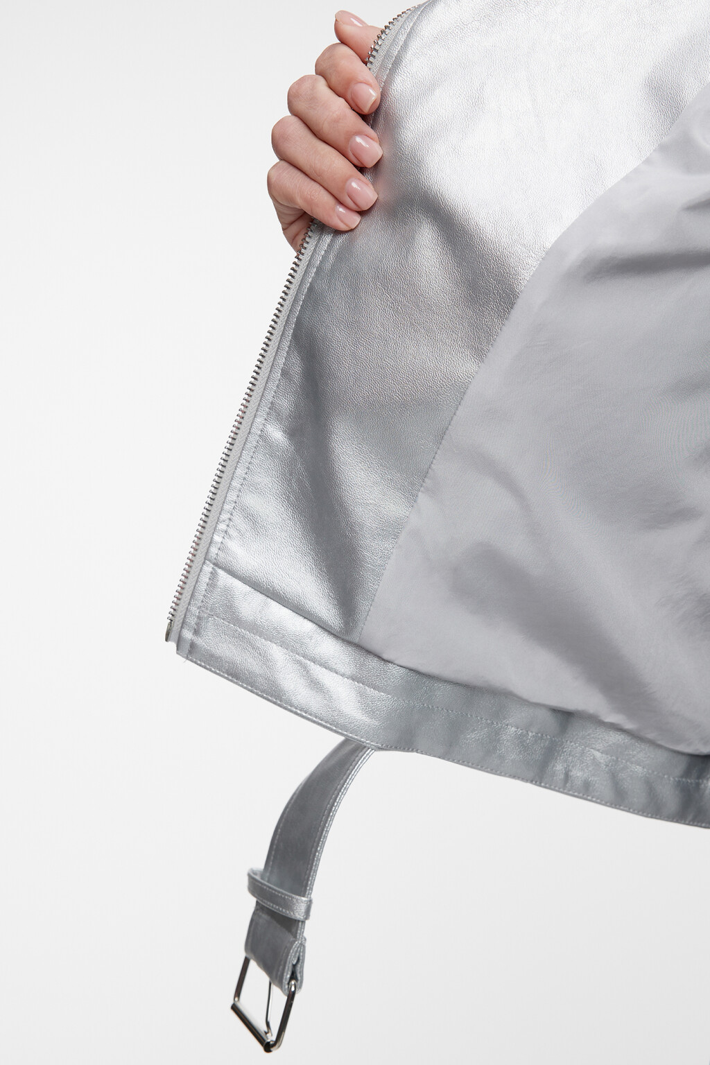Куртка-косуха короткая серебристая с эффектом металлик - цвет серый - 5