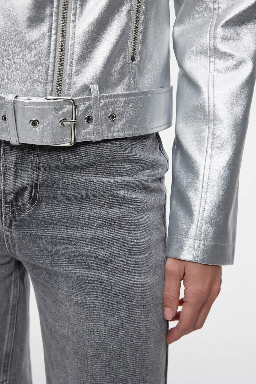 Куртка-косуха короткая серебристая с эффектом металлик - цвет серый - 7