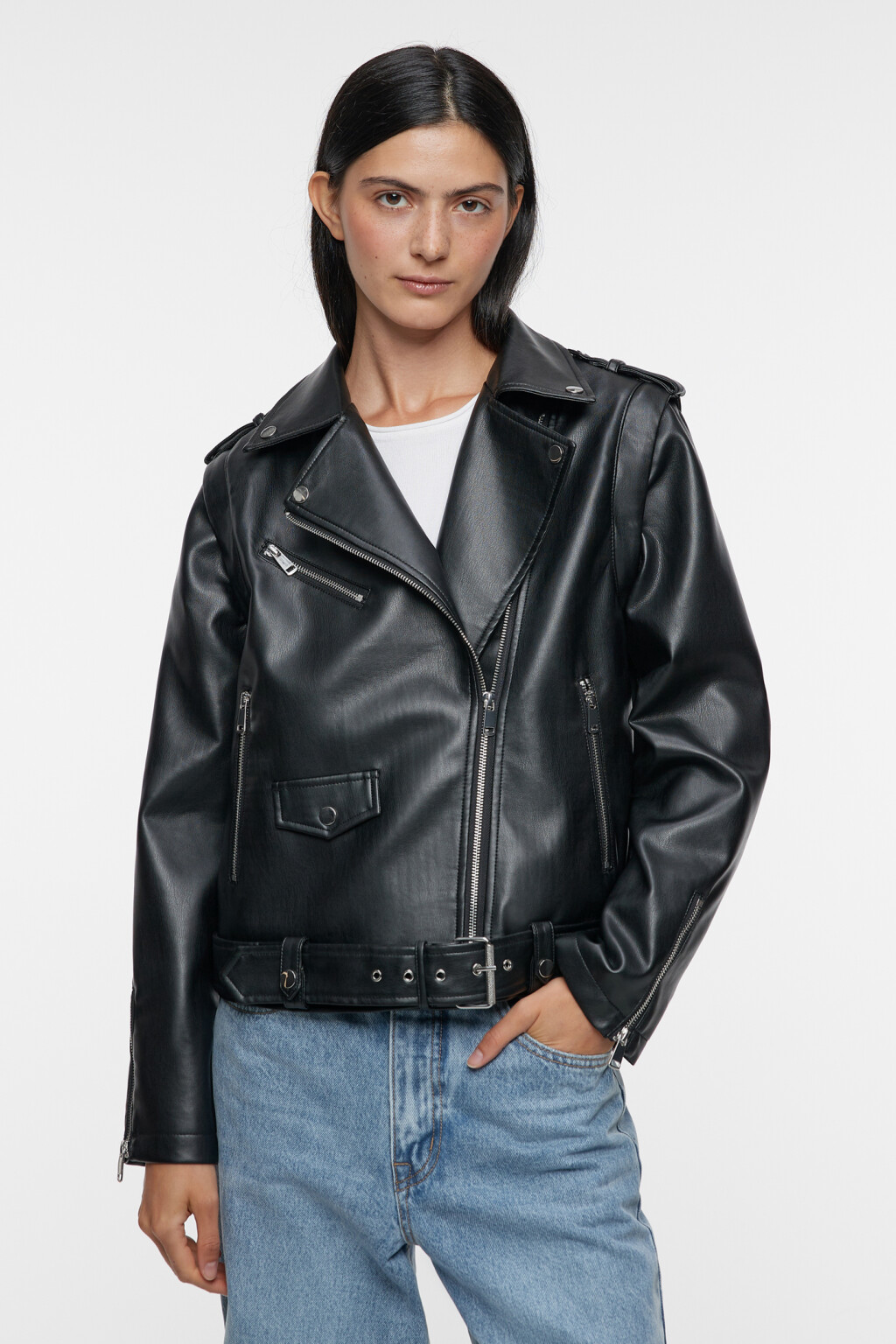 Куртка-косуха свободная из искусственной кожи с ремнем и заклепками - цвет черный - 2