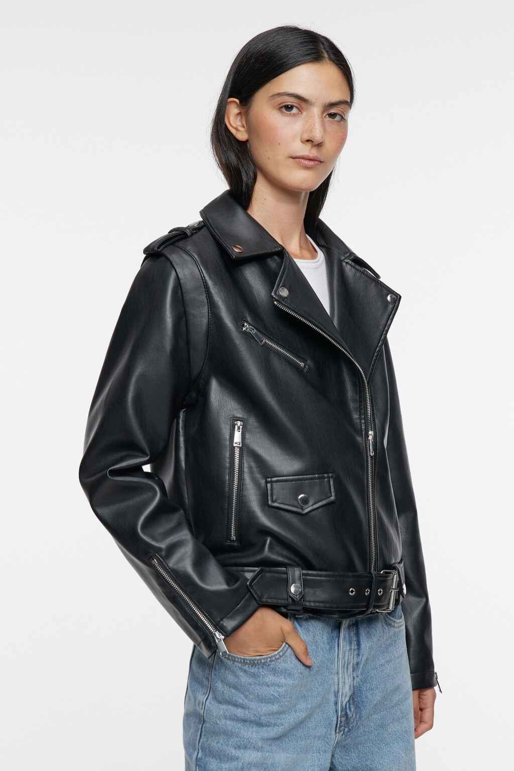 Куртка-косуха свободная из искусственной кожи с ремнем и заклепками - цвет черный - 3